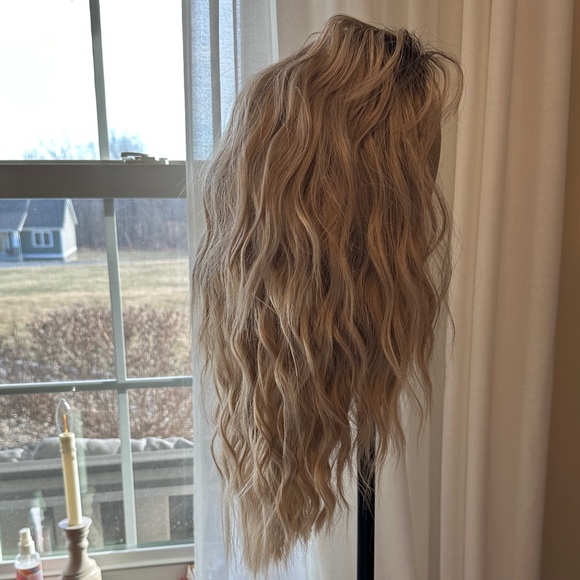 Chelsey Smith Crowns London Blonde Free Part Petite - Picture 4 of 5